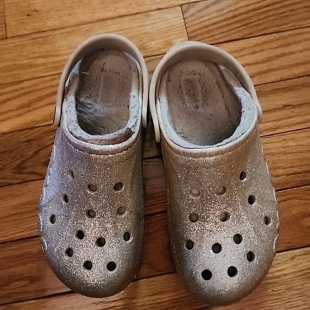 Crocs Classic Gold Glitter Fur Linded Clogs
